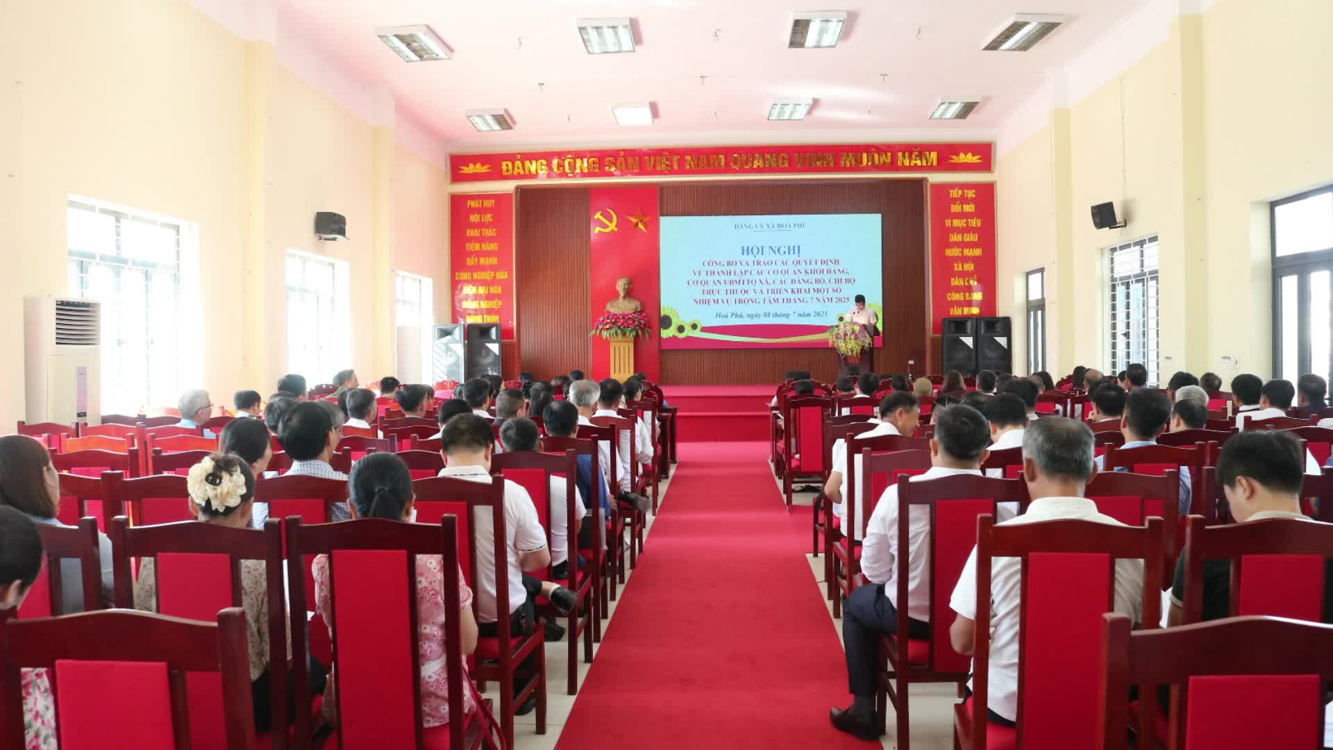 Hội nghị công bố và trao các quyết định về thành lập các cơ quan.