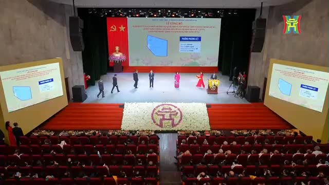 Các đồng chí lãnh đạo phường Cầu Giấy nhận Quyết định thành lập phường Cầu Giấy (mới) tại Lễ công bố Nghị quyết của Ủy ban thường vụ Quốc hội về sắp xếp các đơn vị hành chính cấp xã