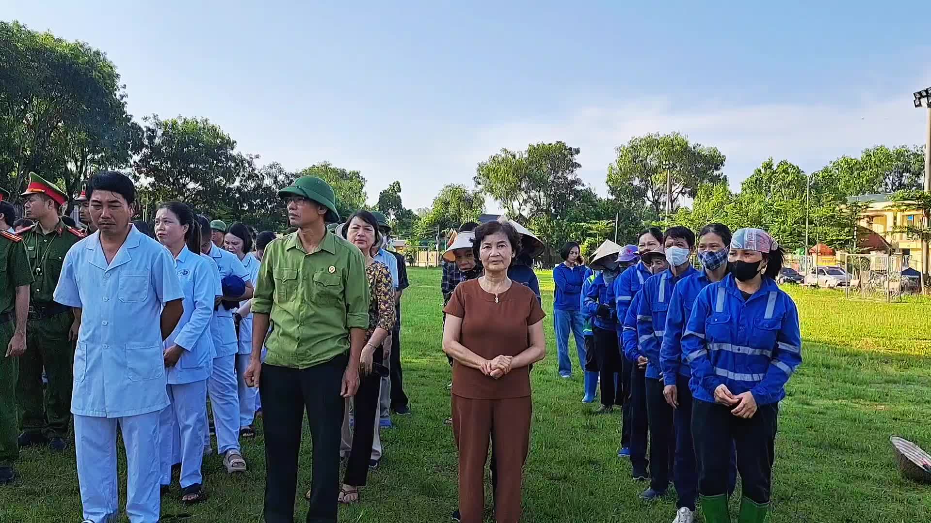 UBND xã Đoài Phương tổ chức phát động, ra quân tổng vệ sinh môi trường trên địa bàn xã.