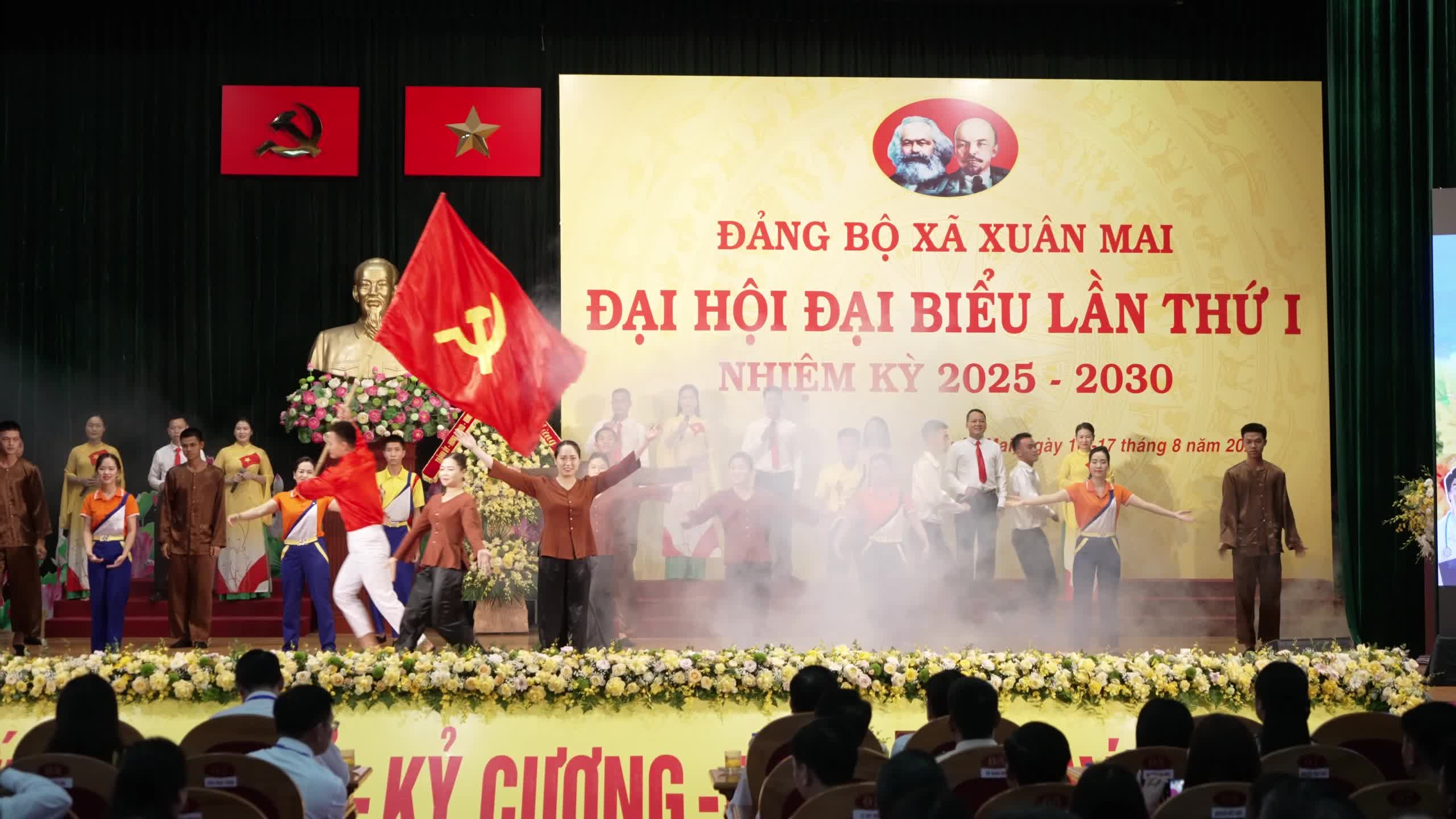 Tiết mục múa hát: Chào mừng Đảng cộng sản Việt Nam được biểu diễn tại chương trình văn nghệ chào mừng tại Đại hội Đại biểu Đảng bộ xã Xuân Mai lần thứ I, nhiệm kỳ 2025-2030.