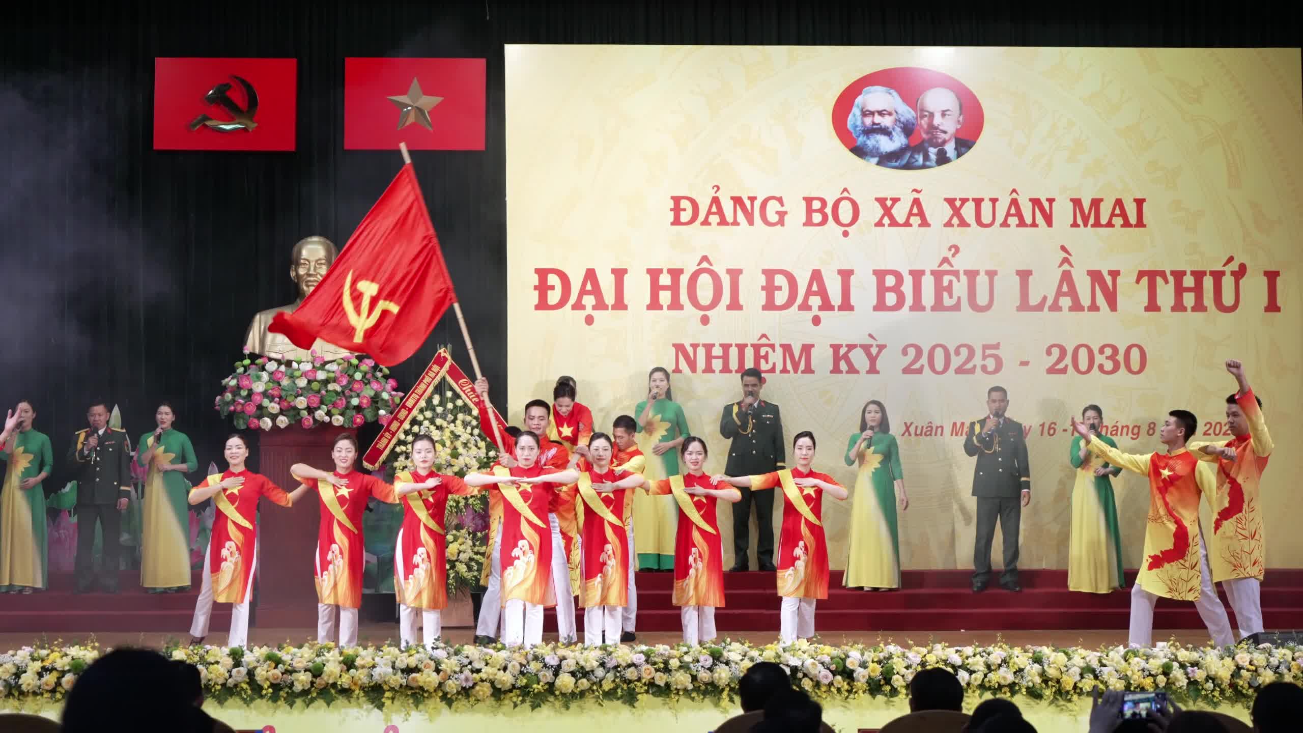 Tiết mục múa hát: Việt Nam ơi mùa xuân đến rồi, được biểu diễn tại chương trình văn nghệ chào mừng tại Đại hội Đại biểu Đảng bộ xã Xuân Mai lần thứ I, nhiệm kỳ 2025-2030