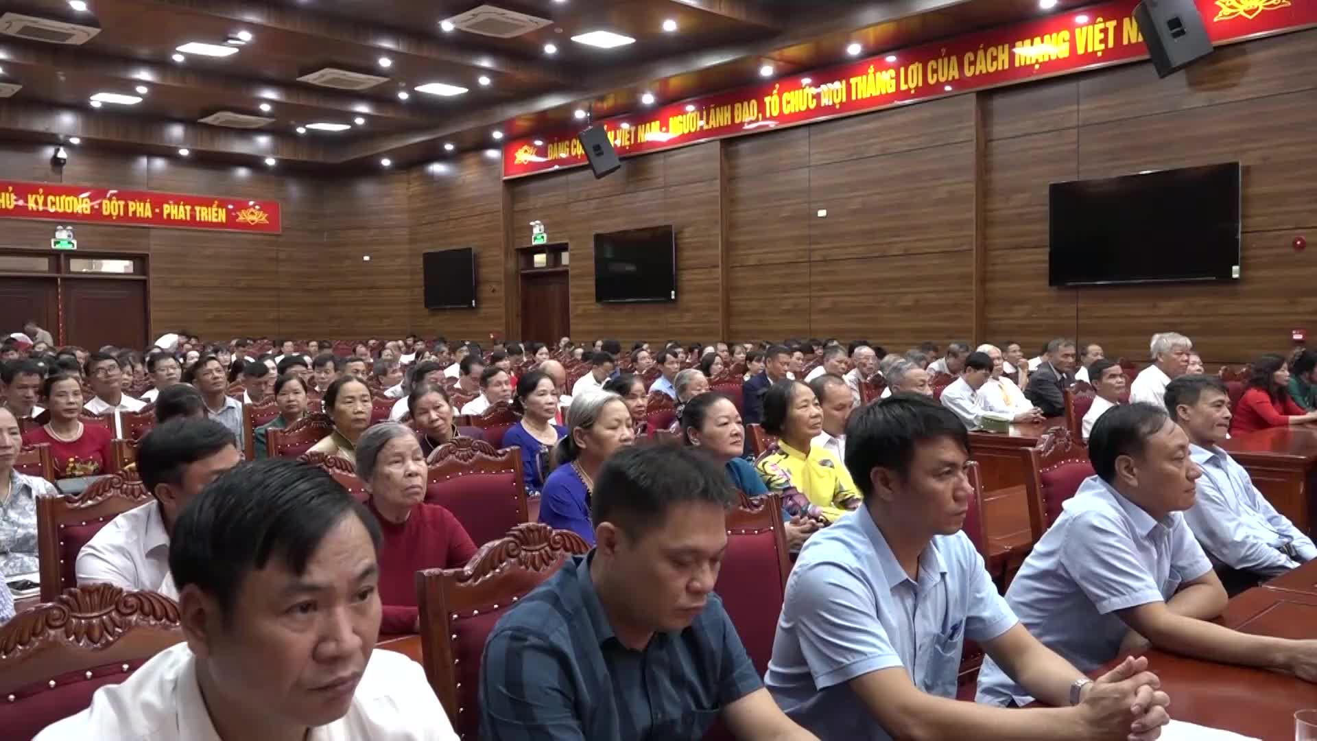 Lễ trao tặng huy hiệu Đảng xã Mỹ Đức