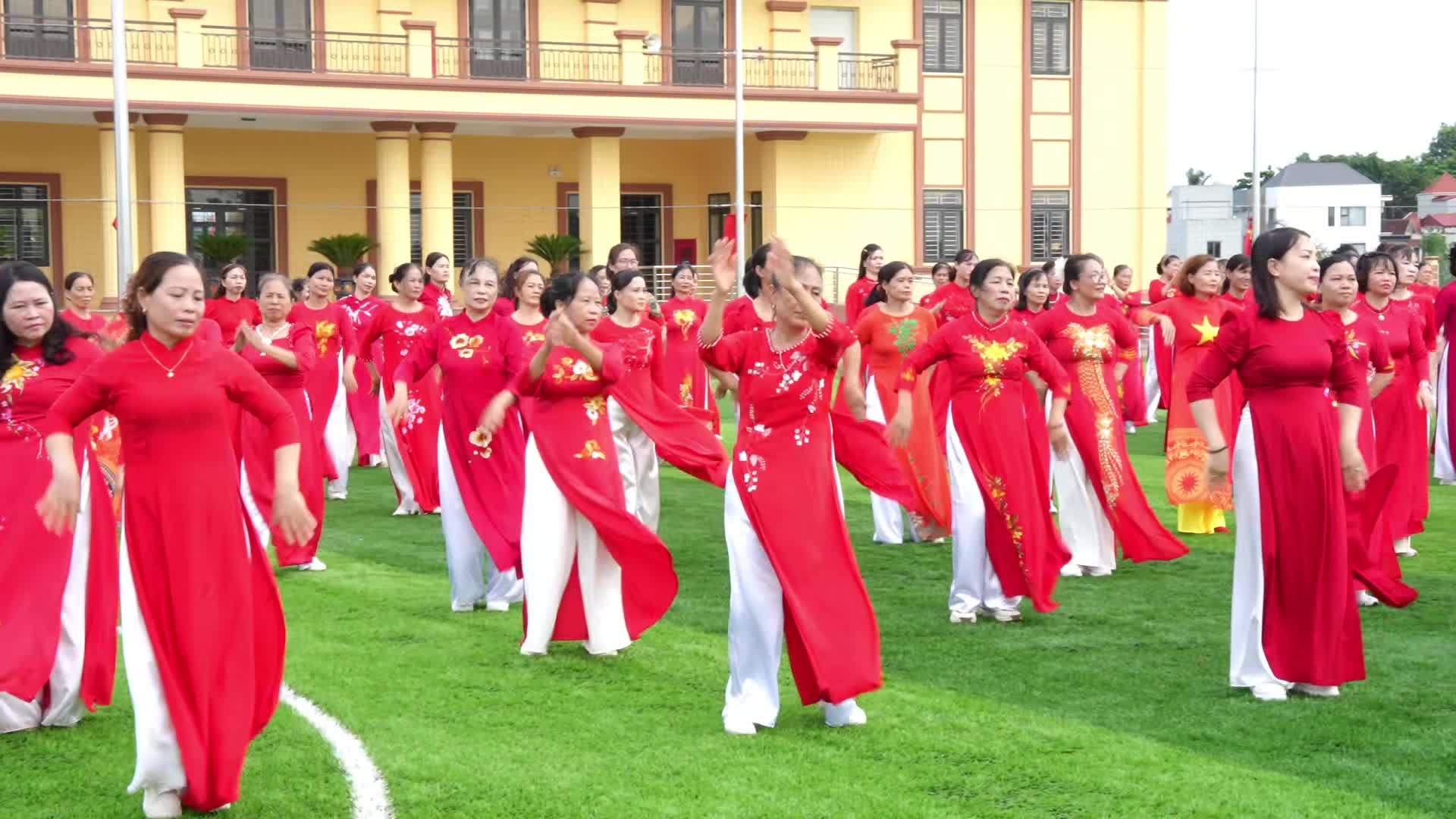 Phụ nữ Hạ Bằng đồng diễn dân vũ chào mừng Quốc khánh 2/9
