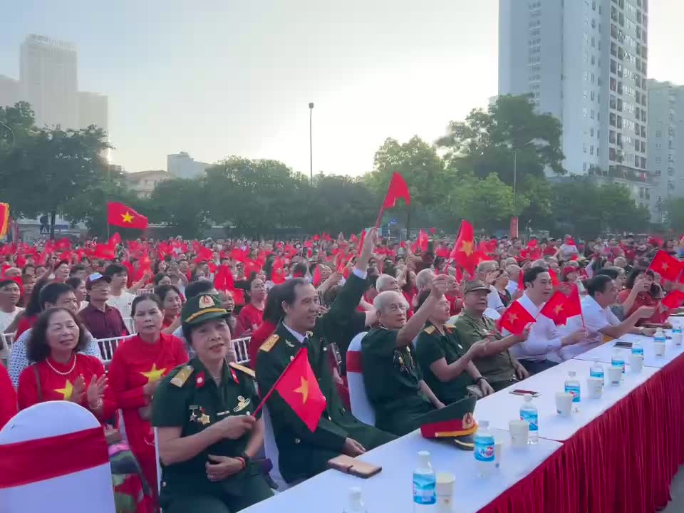 Không khí sôi nổi tại điểm cầu tiếp sóng truyền hình trực tiếp sự kiện A80 ở Công viên Cầu Giấy