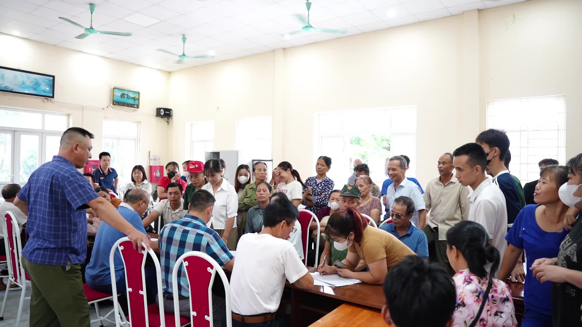Xã Hạ Bằng triển khai chi trả tiền quà 2/9 cho Nhân dân