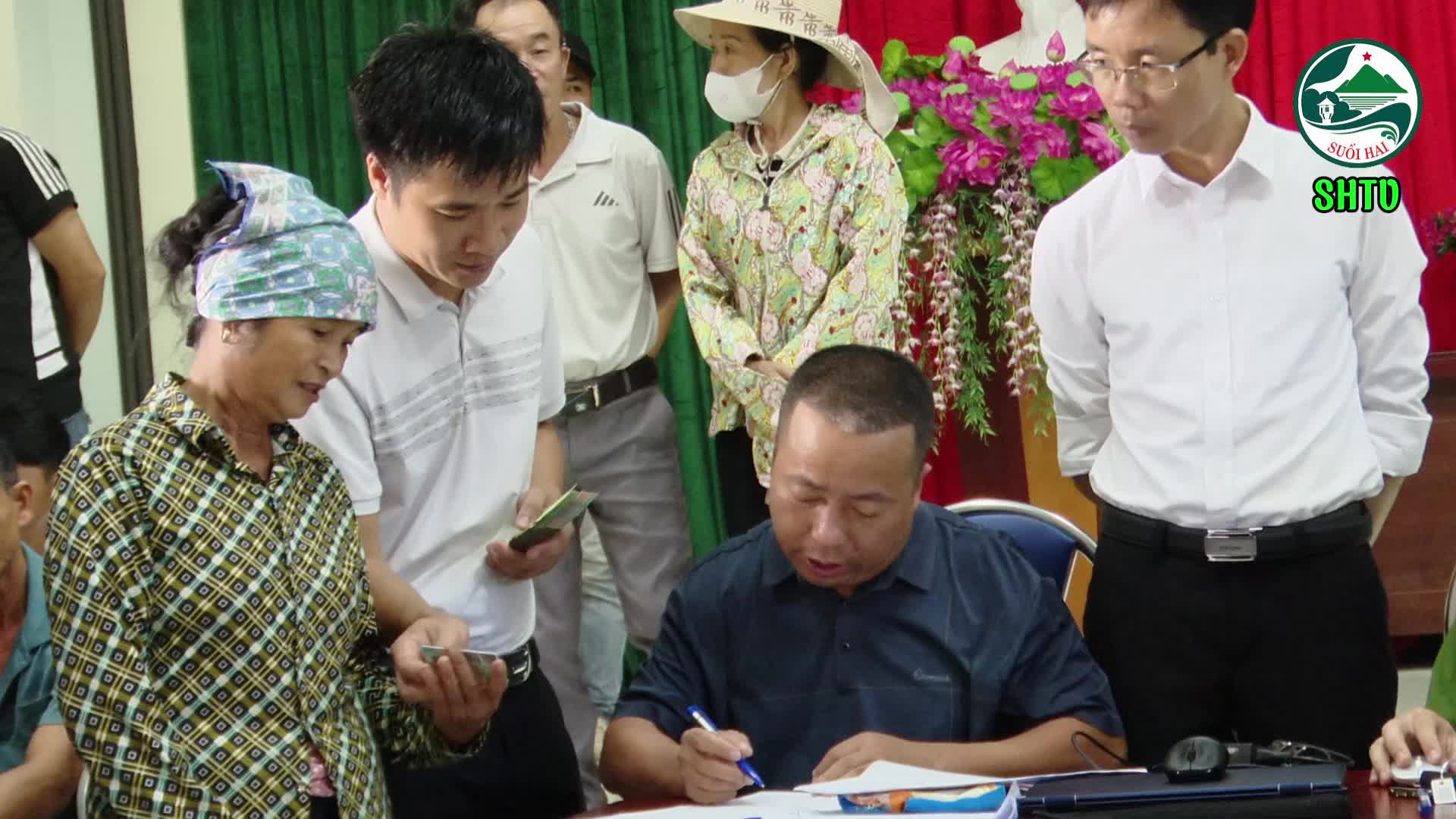 Niềm vui ngày hội trao quà tết độc lập tại xã Suối Hai