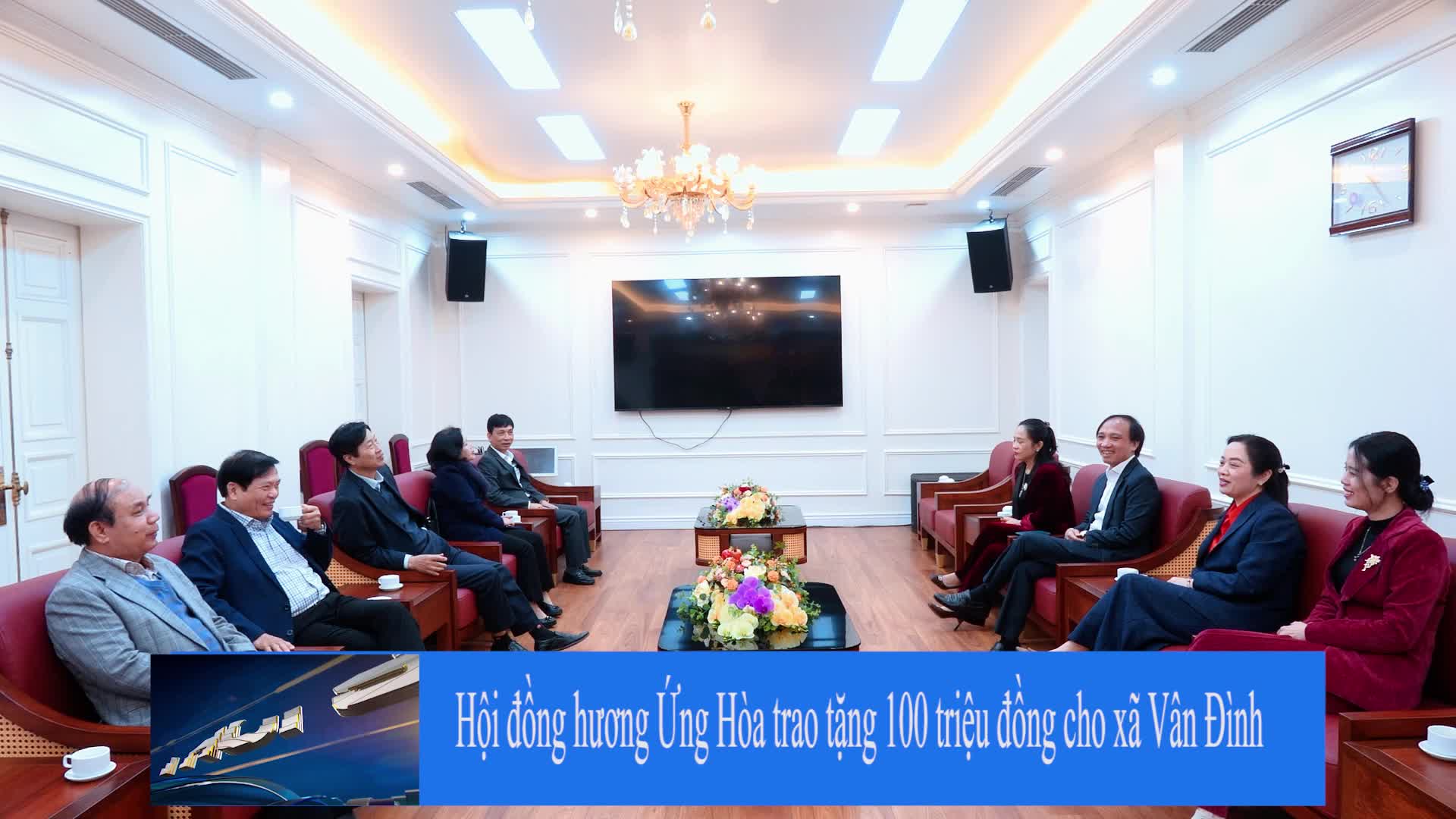 Hội đồng hương Ứng Hòa trao tặng 100 triệu đồng cho xã Vân Đình