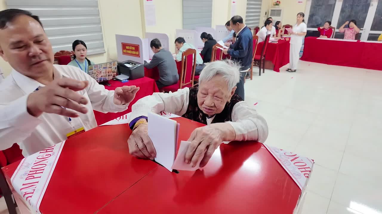 Rộn ràng không khí ngày bầu cử tại xã Đoài Phương.