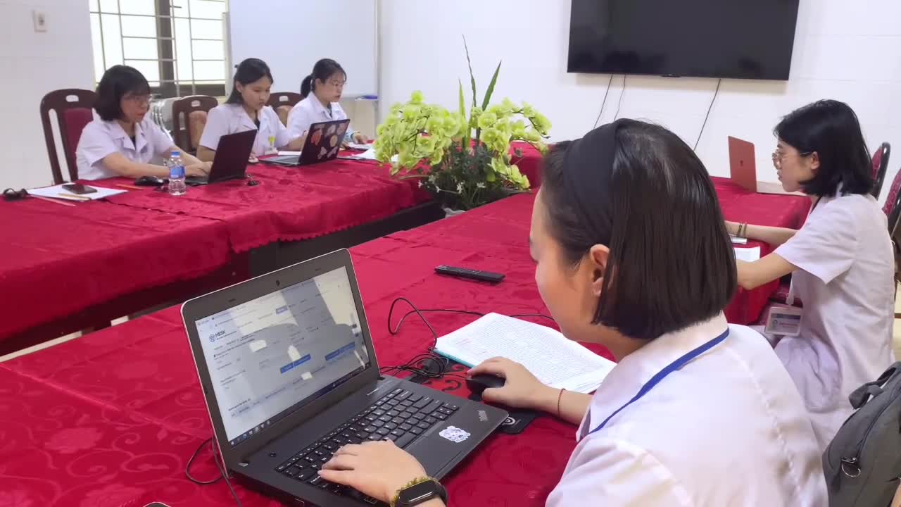 Xã Vĩnh Thanh đẩy mạnh làm sạch dữ liệu hồ sơ sức khỏe người dân.