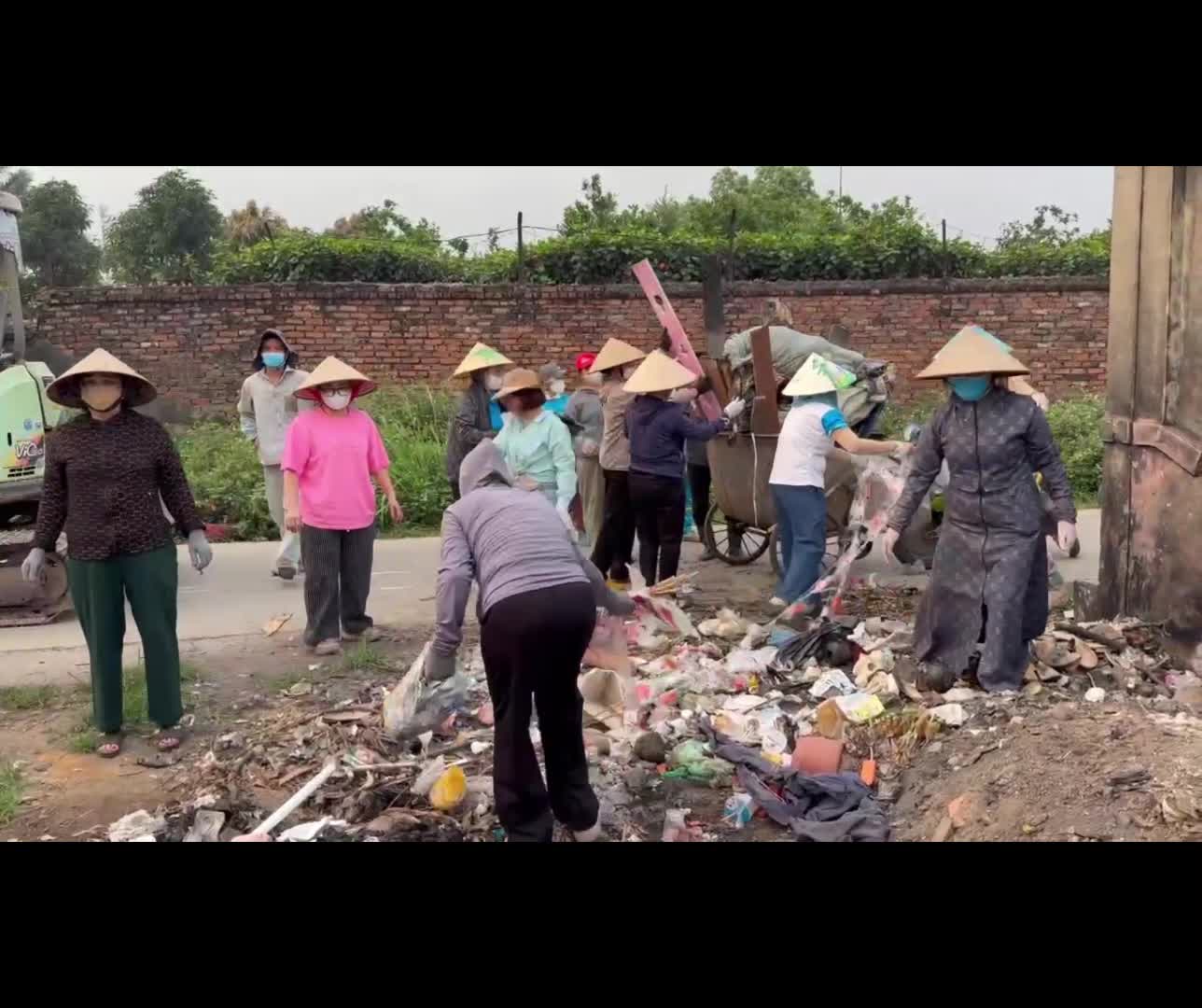 Hội LHPN xã Nội Bài xóa điểm đen về rác thải
