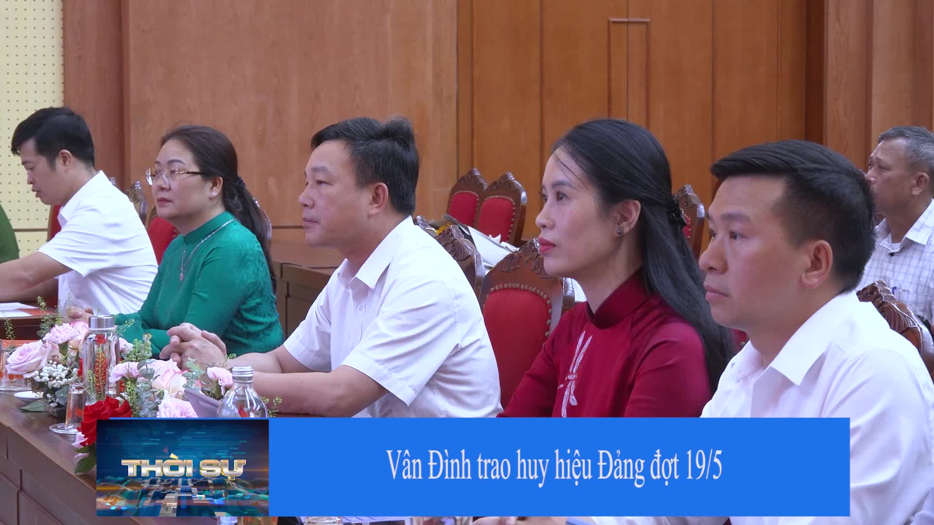 Video: Xã Vân Đình tổ chức trao tặng Huy hiệu Đảng đợt 19/5