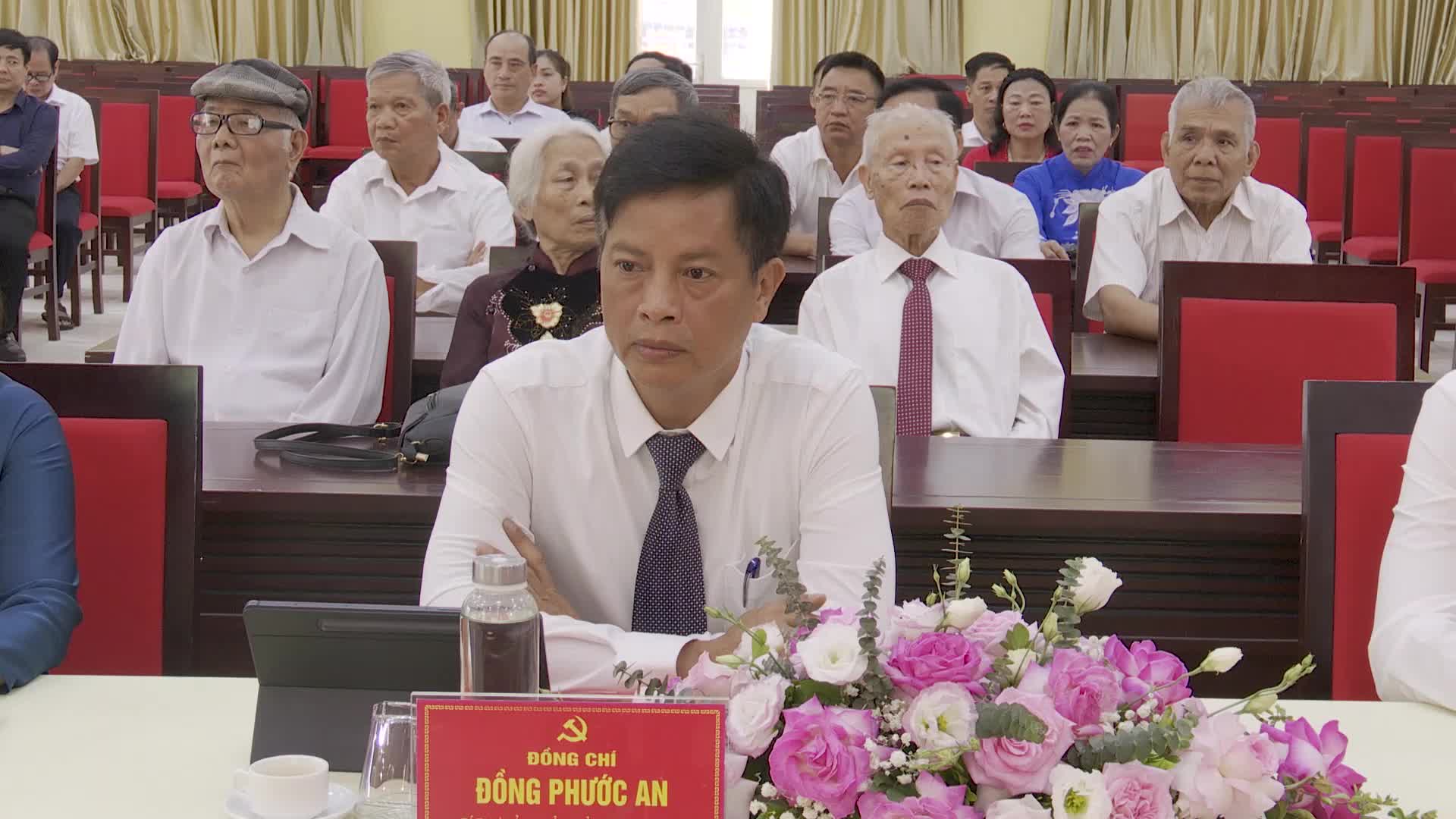 Hòa Lạc: Trang trọng Lễ trao tặng Huy hiệu 65, 60, 50, 45, 40 và 30 năm tuổi Đảng đợt 19/5/2026