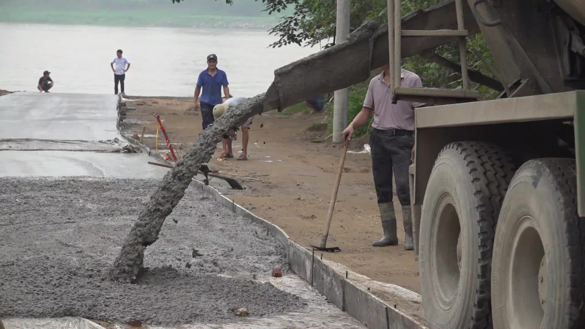 Xã Minh Châu triển khai sửa chữa tuyến đường ra bến đò phục vụ dân sinh