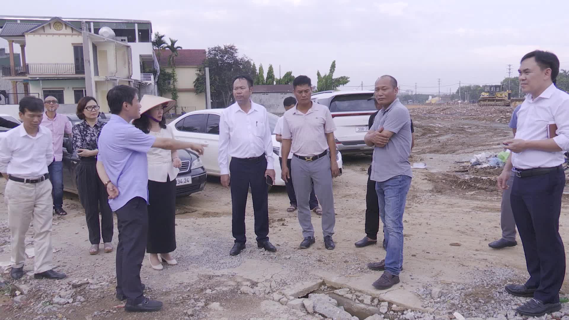 Lãnh đạo UBND xã Hòa Lạc kiểm tra thực địa công tác giải phóng mặt bằng Dự án đầu tư xây dựng tuyến đường cao tốc Đại lộ Thăng Long kéo dài