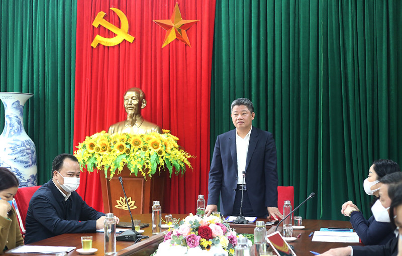 Phó Chủ tịch UBND thành phố Nguyễn Mạnh Quyền tặng quà tại huyện Ứng Hòa- Ảnh 1.