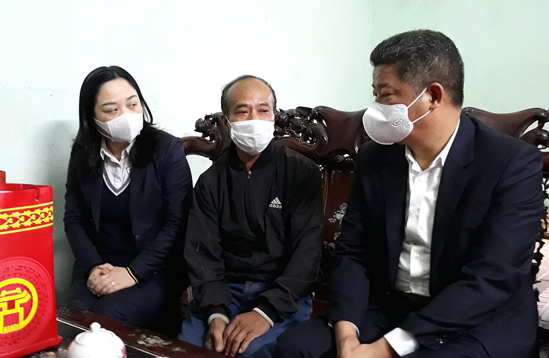 Phó Chủ tịch UBND thành phố Nguyễn Mạnh Quyền tặng quà tại huyện Ứng Hòa- Ảnh 3.