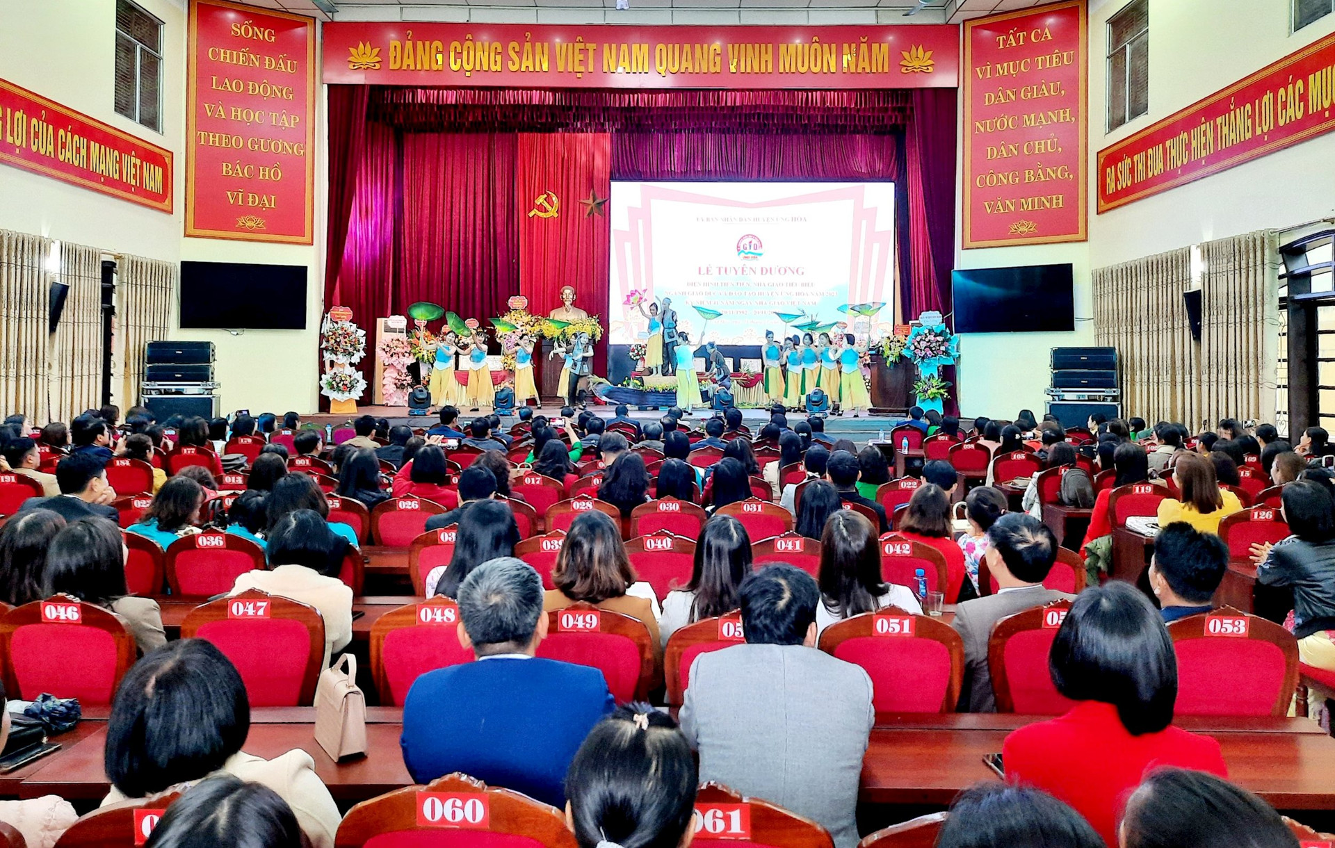 Ứng Hòa tuyên dương điển hình tiên tiến, nhà giáo tiêu biểu- Ảnh 2.