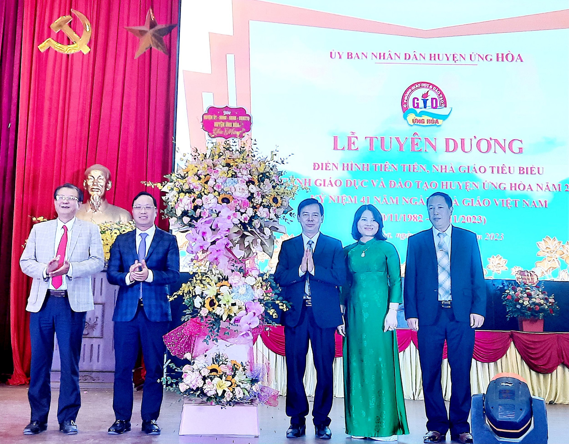 Ứng Hòa tuyên dương điển hình tiên tiến, nhà giáo tiêu biểu- Ảnh 1.