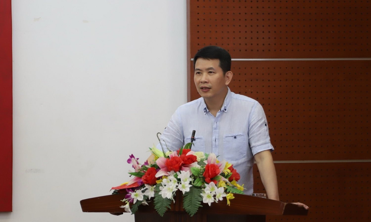 chu-tich-ubnd-quan-hoan-kiem-pham-tuan-long-phat-bieu-tai-hoi-nghi-doi-thoai.jpg