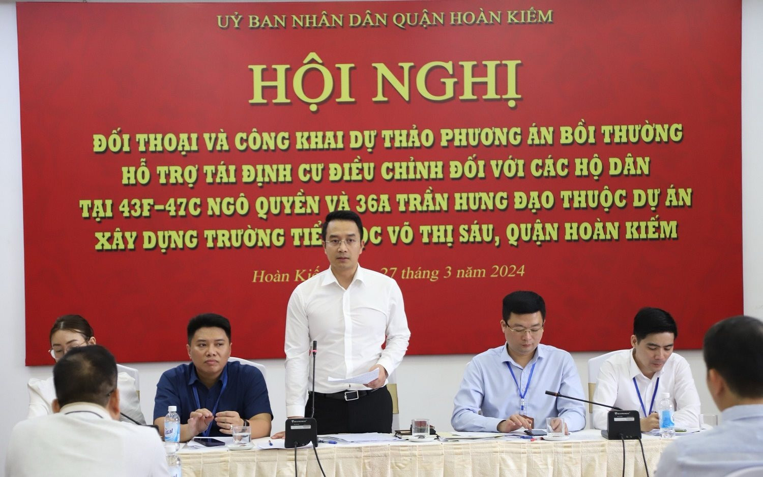 pho-chu-tich-ubnd-quan-hoan-kiem-trinh-hoang-tung-giai-dap-nhung-ban-khan-vuong-mac-cua-cac-ho-dan.jpg