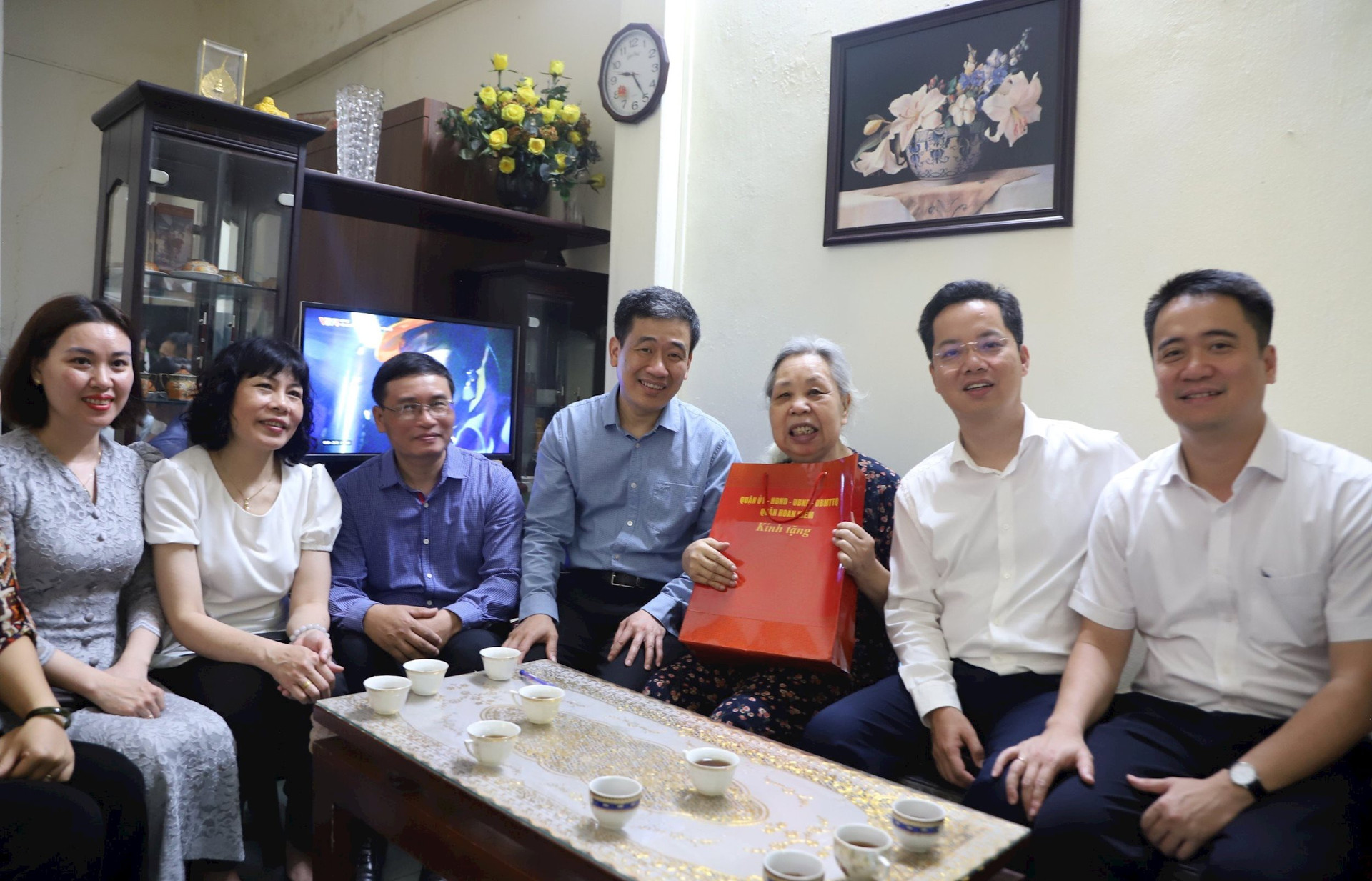 hk-2-anh-trao-qua-2.jpg