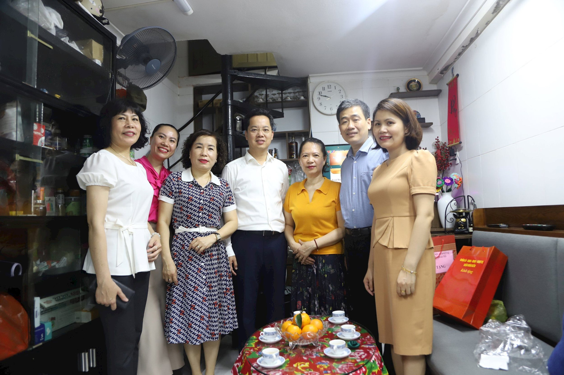 hk-a-dinh-hoan-trao-qua.jpg