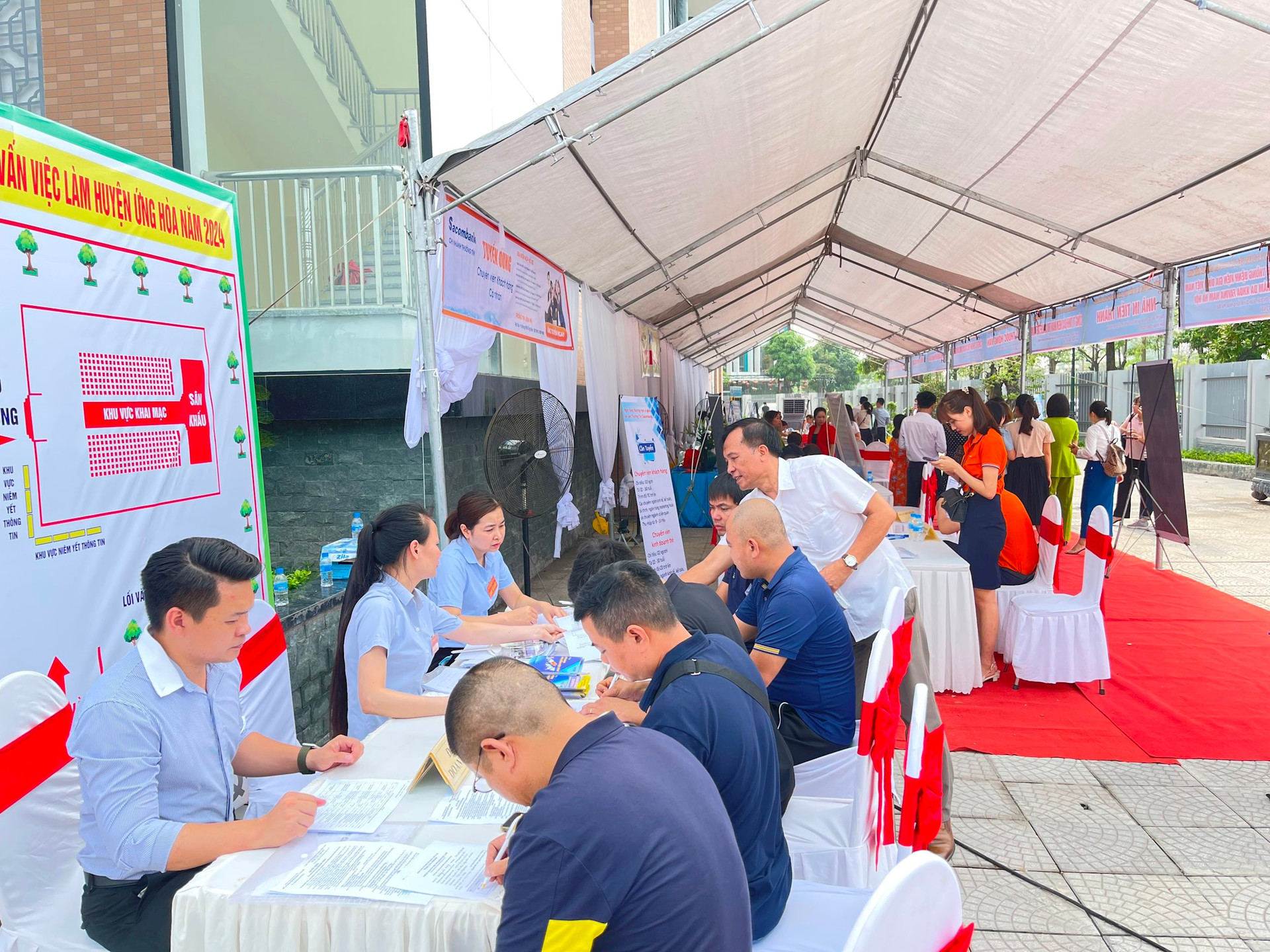 2.410 chỉ tiêu tại Phiên giao dịch và tư vấn việc làm huyện Ứng Hòa- Ảnh 1.