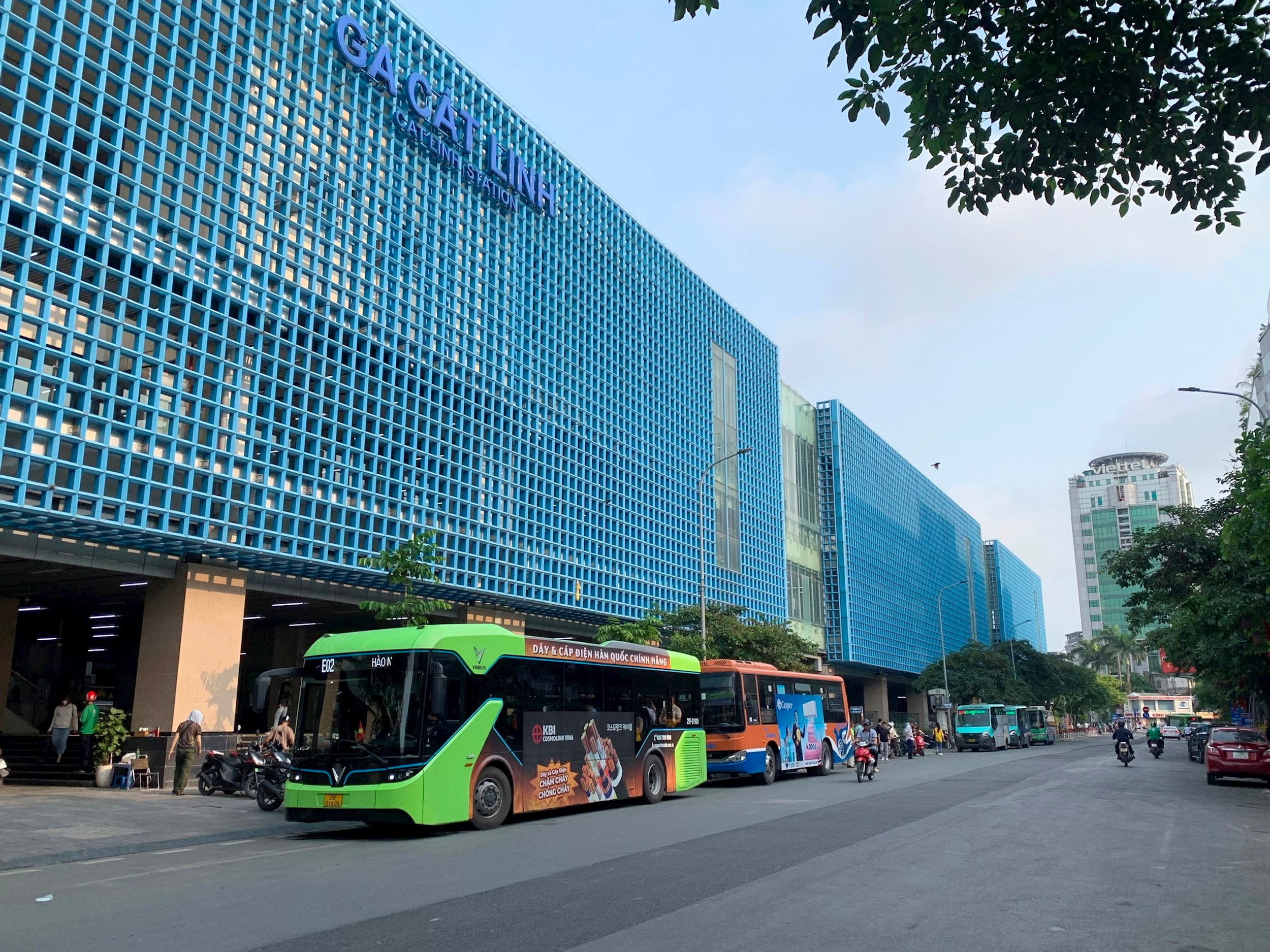 Tại ga Cát Linh của tuyến đường sắt đô thị Cát Linh - Hà Đông có nhiều tuyến xe buýt kết nối để hành khách sử dụng giao thông công cộng thuận tiện. Ảnh: Tuấn Khải