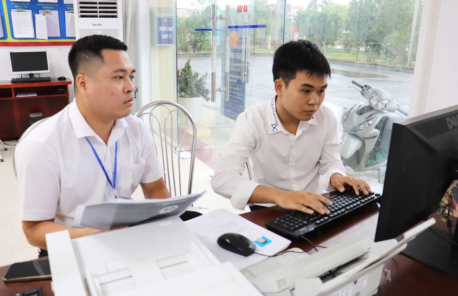  Cán bộ Điểm Phục vụ hành chính công xã Ô Diên hỗ trợ người dân làm thủ tục hành chính công trực tuyến.
