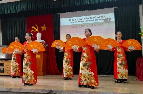 D:\HỘI NCT\Hội NCT Người cao tuổi tham gia biểu diễn văn nghệ.jpg