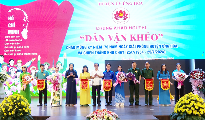 C:\Users\Admin\Desktop\HUYỆN ỦY - UBND HUYỆN\Tặng Cờ lưu niệm cho các đội thi tại Hội thi Dân vận khéo huyện Ứng Hoà 2024.png