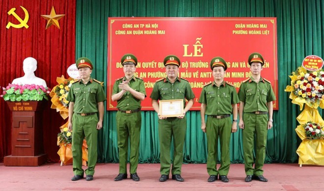 Công an phường Hoàng Liệt đón nhận Quyết định của Bộ trưởng Bộ Công an và gắn biển "Công an phường kiểu mẫu về an ninh trật tự và văn minh đô thị- Ảnh 1.
