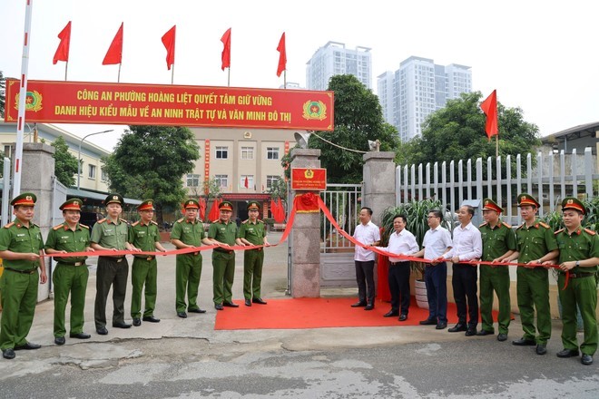 Công an phường Hoàng Liệt đón nhận Quyết định của Bộ trưởng Bộ Công an và gắn biển "Công an phường kiểu mẫu về an ninh trật tự và văn minh đô thị- Ảnh 2.