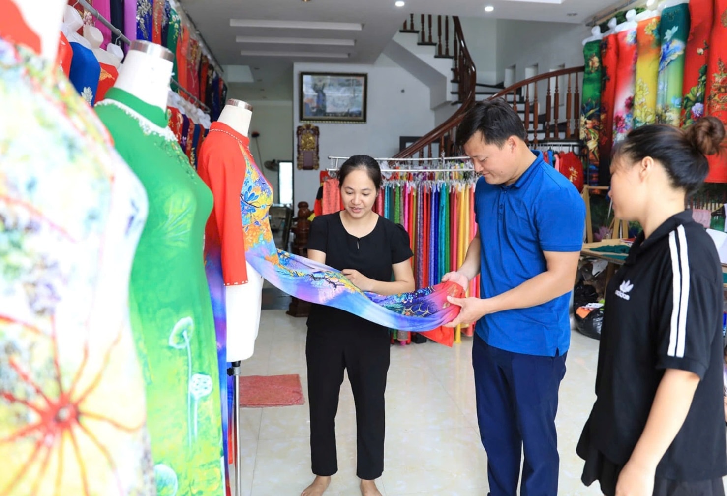 Trạch Xá: “Làng may áo dài truyền thống - Di sản văn hóa phi vật thể quốc gia"- Ảnh 3.