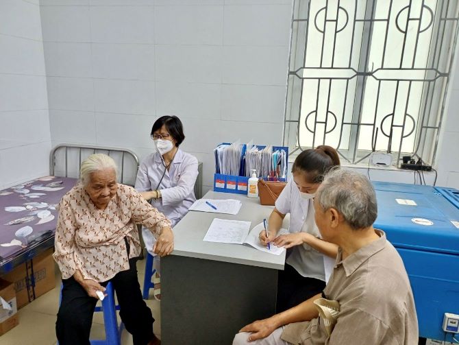 Quận Long Biên đẩy mạnh các hoạt động chăm sóc sức khỏe người cao tuổi- Ảnh 1.