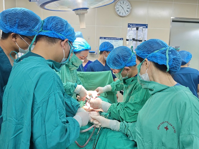 Báo động đỏ cứu sống bệnh nhân chảy máu sau đẻ đờ tử cung do rau tiền đạo, rau bong non- Ảnh 1.