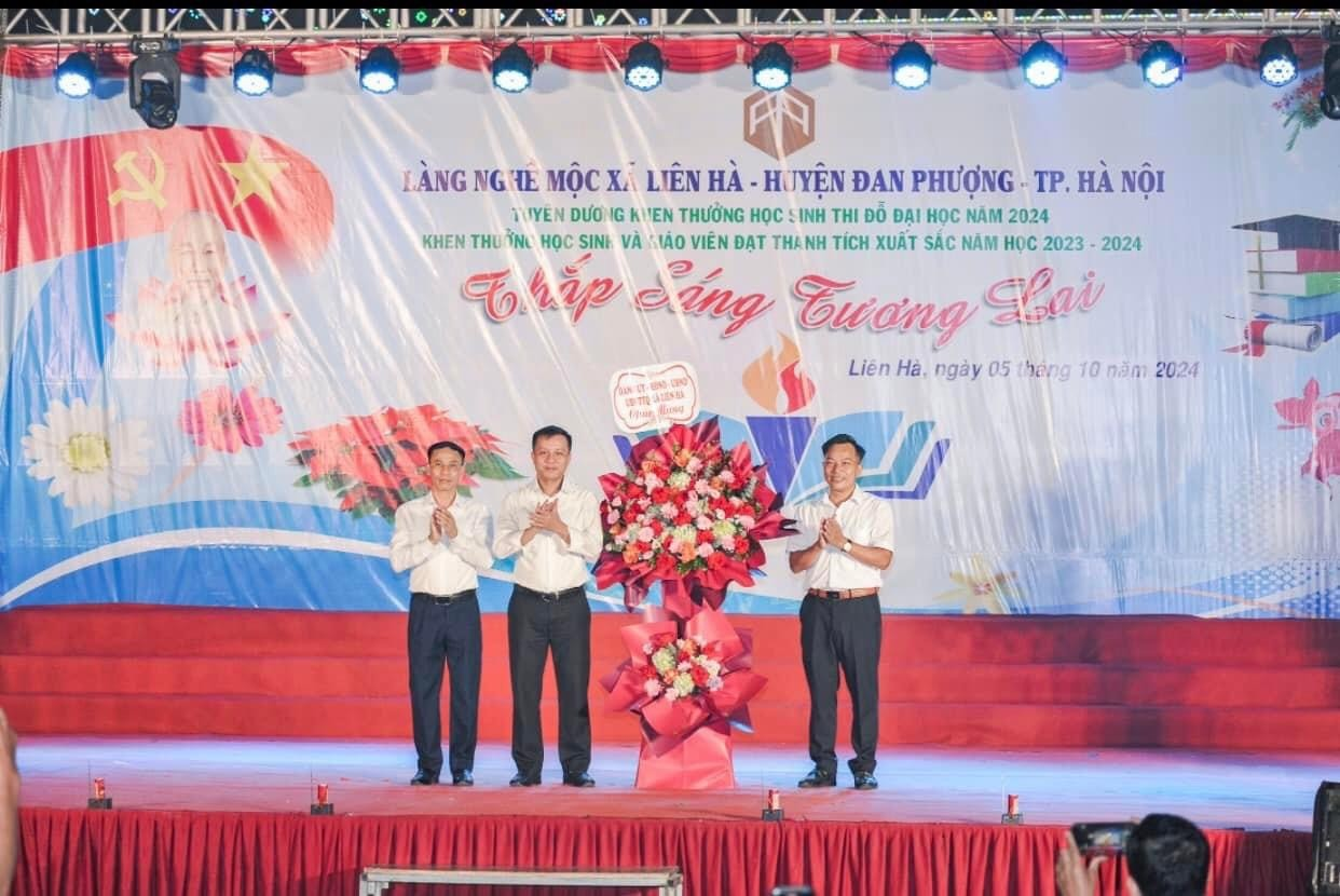 Làng nghề Mộc xã Liên Hà tuyên dương khen thưởng giáo viên, học sinh có thành tích cao và học sinh đỗ vào các trường Đại học.- Ảnh 1.