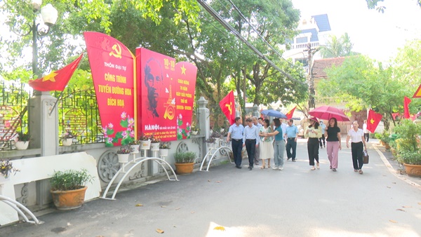 Đoàn kiểm tra số 3 tiến hành kiểm tra cuộc thi “Giữ gìn thôn, tổ dân phố sáng, xanh, sạch, đẹp, an toàn” tại xã Kim Chung, Đức Giang năm 2024- Ảnh 6.