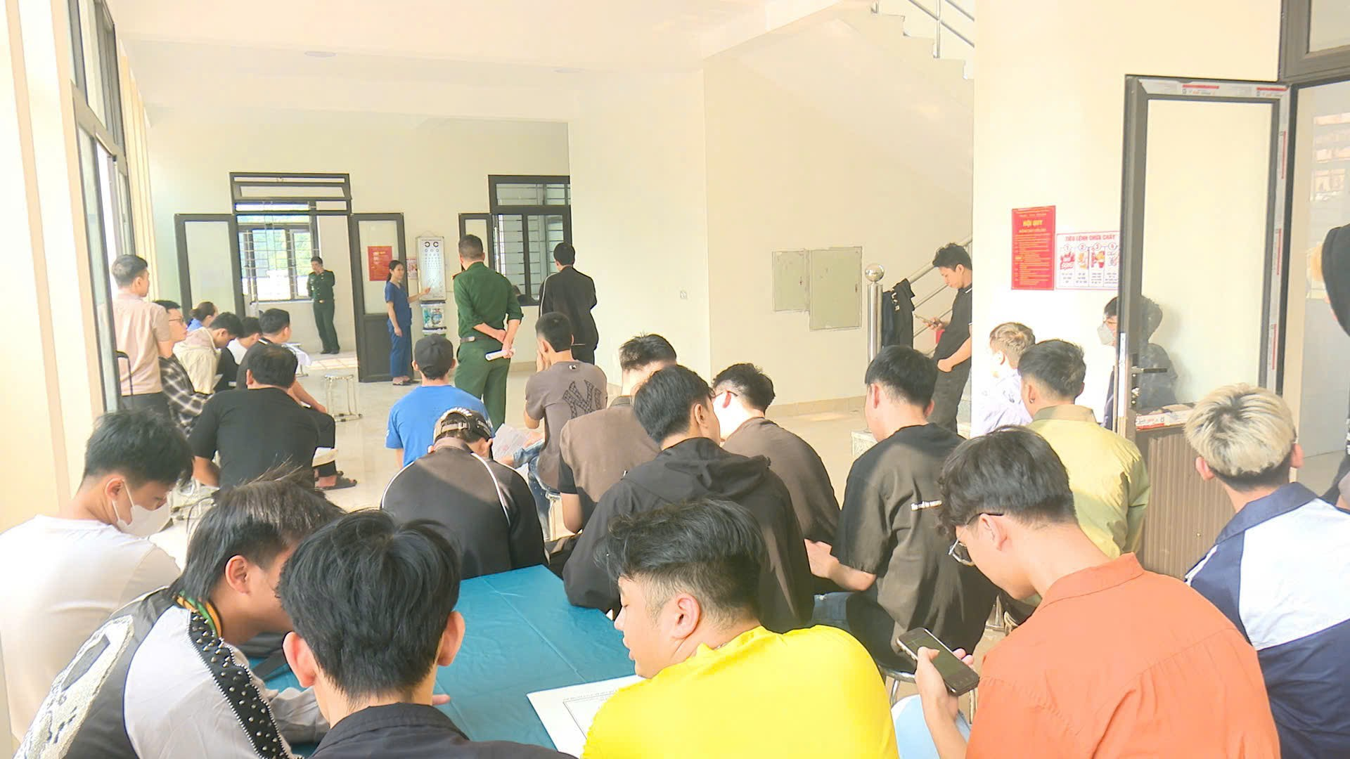 Thanh niên xã Song Phương hăng hái tham gia khám sơ tuyển sức khoẻ nghĩa vụ quân sự năm 2025.- Ảnh 1.