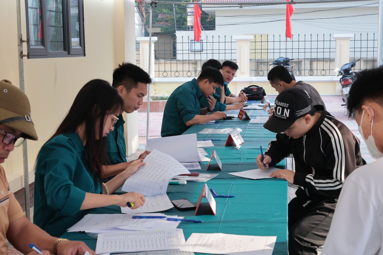 Thanh niên xã Song Phương hăng hái tham gia khám sơ tuyển sức khoẻ nghĩa vụ quân sự năm 2025.- Ảnh 6.