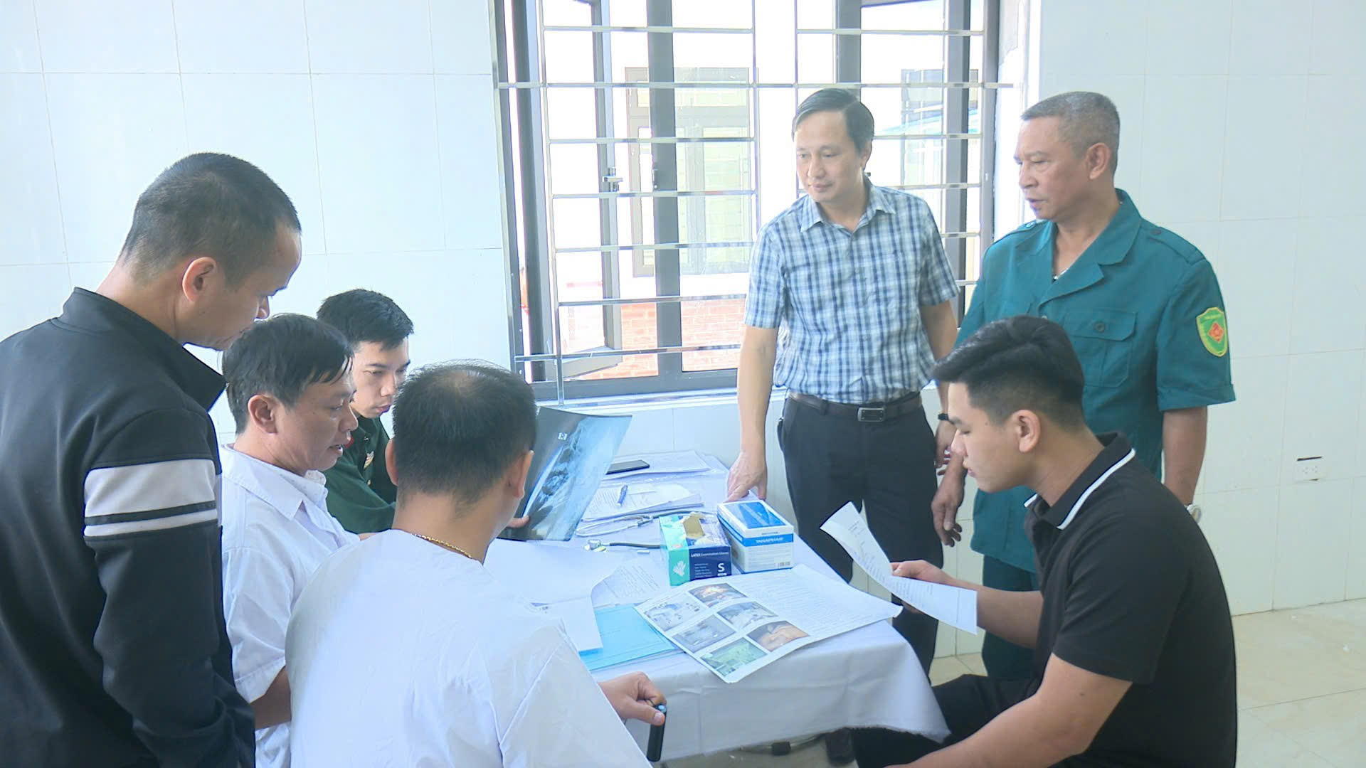 Thanh niên xã Song Phương hăng hái tham gia khám sơ tuyển sức khoẻ nghĩa vụ quân sự năm 2025.- Ảnh 7.