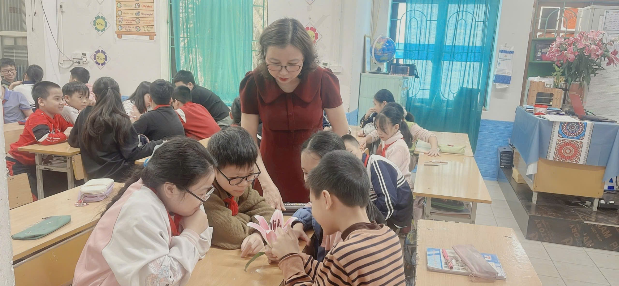 Cô giao Nguyên Thi Hoa tâm gương người tốt việc tốt cua trương Tiêu hoc Đinh Công- Ảnh 2.