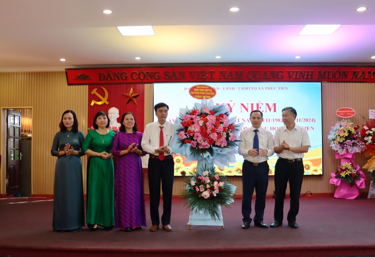 Xã Phúc Tiến tổ chức kỷ niệm 42 năm ngày Nhà giáo Việt Nam và đón Bằng công nhận trường Tiểu học đạt chuẩn Quốc gia mức độ 2.- Ảnh 1.