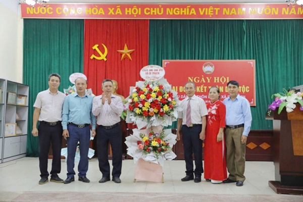 Đồng chí Trần Văn Nghĩa – Phó Bí thư Thường trực Huyện uỷ, Chủ tịch HĐND huyện dự ngày hội Đại đoàn kết thôn Dậu 1 xã Di Trạch- Ảnh 1.