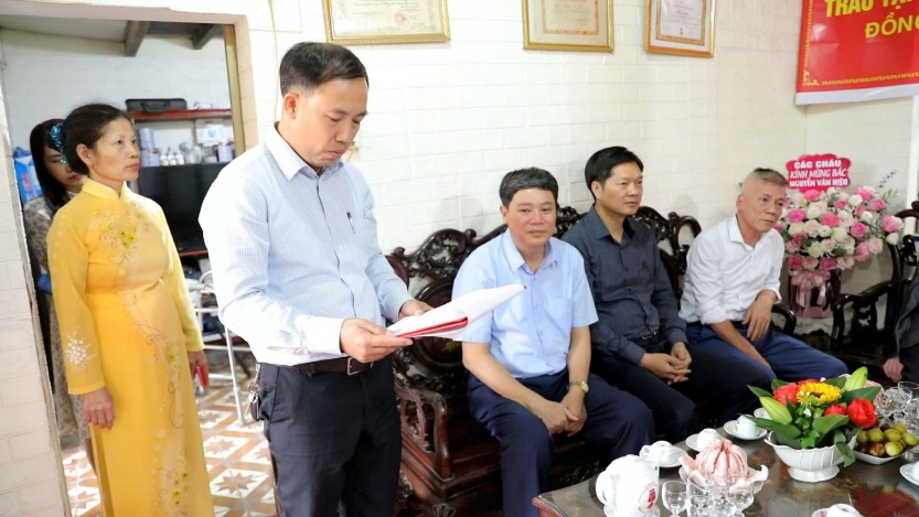 Đồng chí Nguyễn Trúc Anh-TUV, Bí thư Huyện ủy trao Huy hiệu Đảng cho đảng viên 75 năm tuổi Đảng tại xã Kim Chung- Ảnh 1.