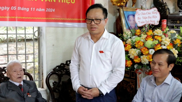 Đồng chí Nguyễn Trúc Anh-TUV, Bí thư Huyện ủy trao Huy hiệu Đảng cho đảng viên 75 năm tuổi Đảng tại xã Kim Chung- Ảnh 3.