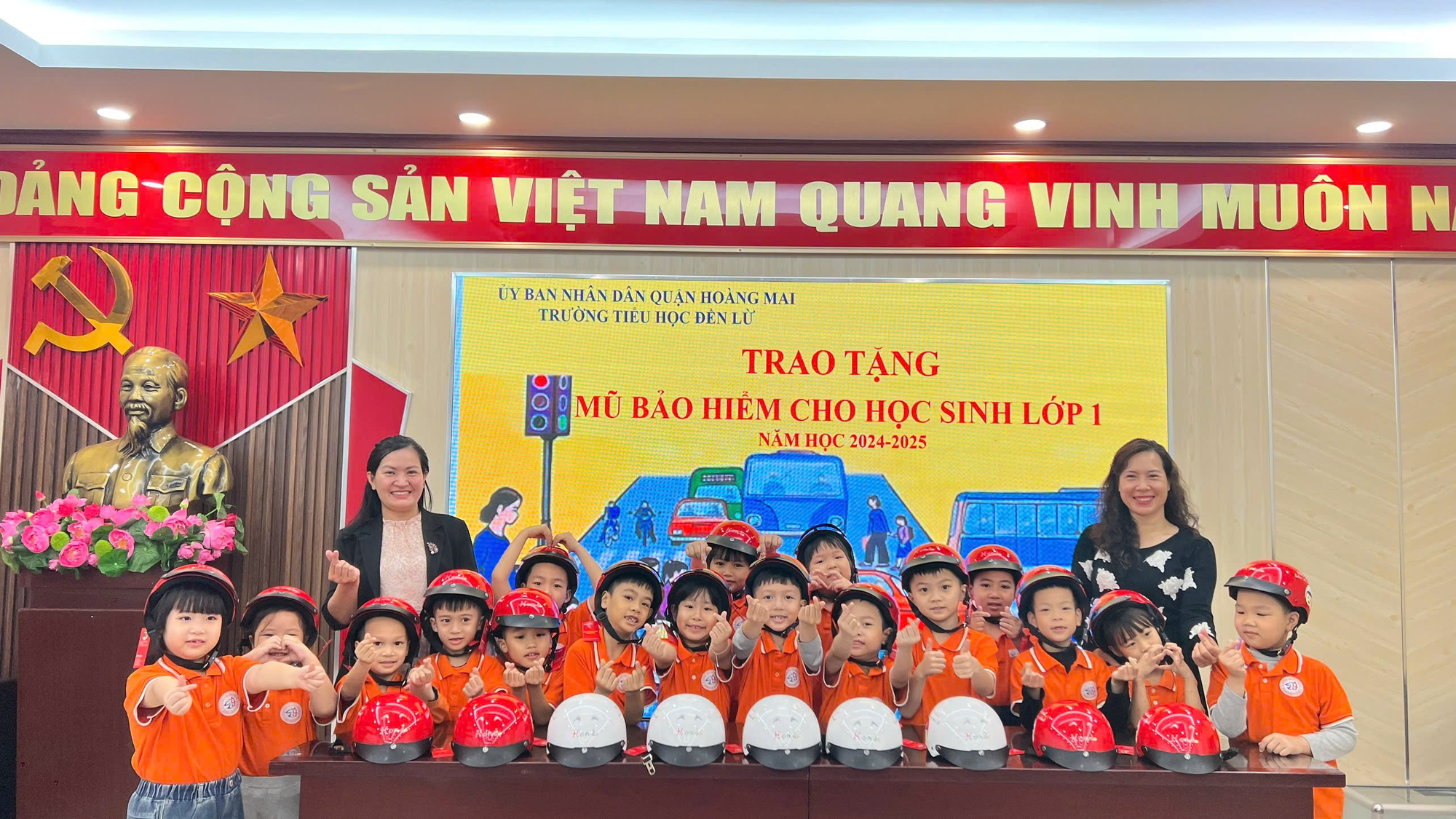 Trao tặng mũ bảo hiểm cho học sinh lớp 1- Ảnh 1.