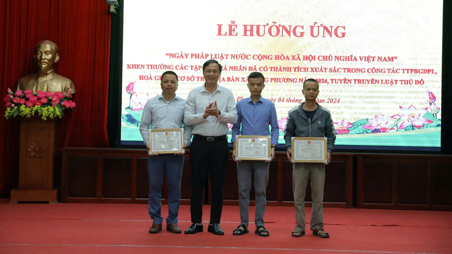 Xã Song Phương tổ chức Lễ Mít tinh hưởng ứng "Ngày pháp luật Nước Cộng hòa Xã hội Chủ nghĩa Việt Nam".- Ảnh 3.