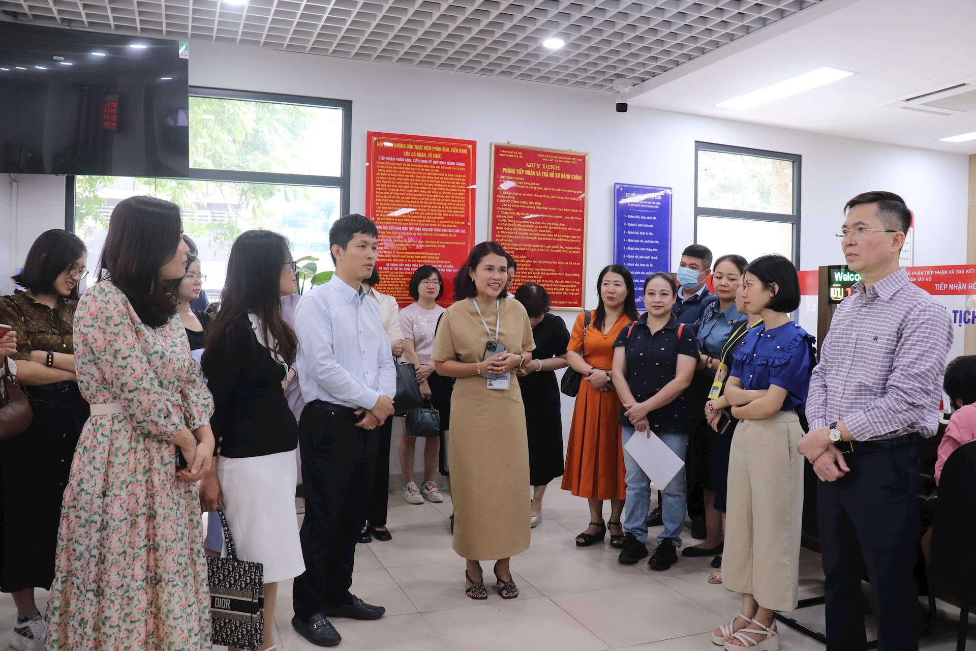 Gần 100 cán bộ, công chức đi thực tế về cải cách hành chính tại quận Tây Hồ- Ảnh 1.
