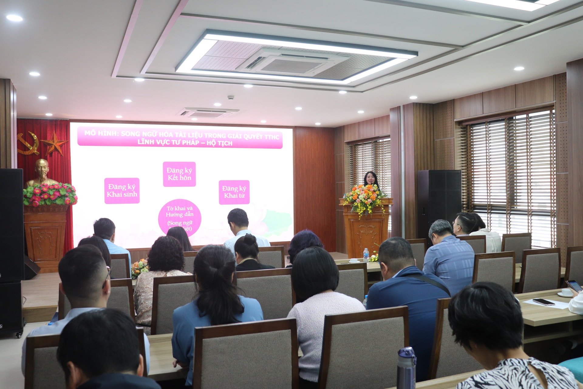 Gần 100 cán bộ, công chức đi thực tế về cải cách hành chính tại quận Tây Hồ- Ảnh 2.